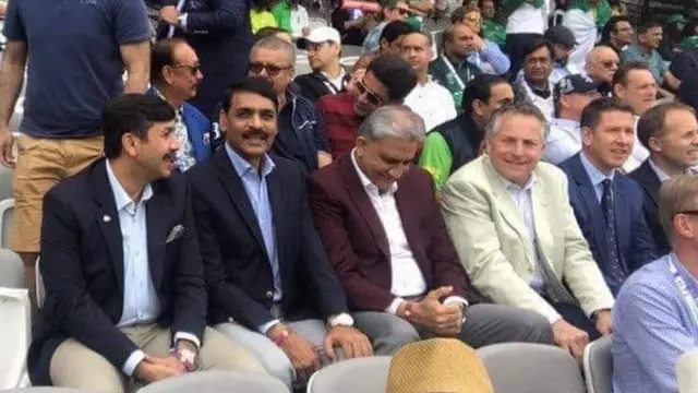 पाकिस्तानी सेना के चीफ़ संग दिखे