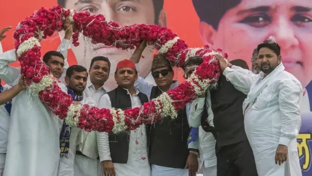 आज़म खान के साथ अखिलेश यादव