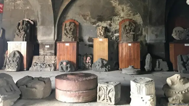 वाड्यात चिरेबंदी कमानी आणि पुरातन शिल्प पाहायला मिळतात.