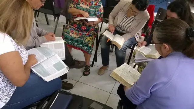 Leitura no encontro liderado por Lídia Mariacomo jogar maquina caça niquelLima