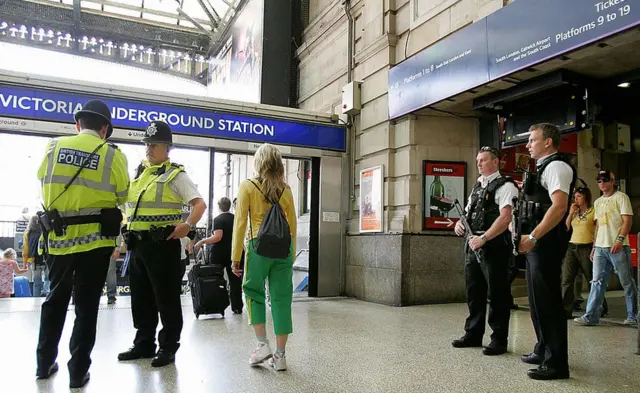 "Bobbies" y policías con autorización para portar armas en la estación de metro de Victoria, en Londres.