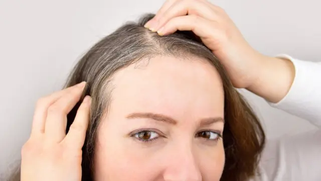 Mulher com cabelo grisalho