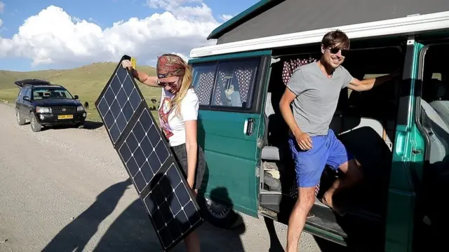 Саякатчы түгөйлөр унаасын бардык шарттары бар үйгө айлантып алган.