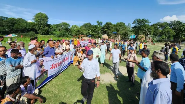 খেলার মাঠে আশ্রয়ণ প্রকল্প তৈরির প্রতিবাদে মানববন্ধন