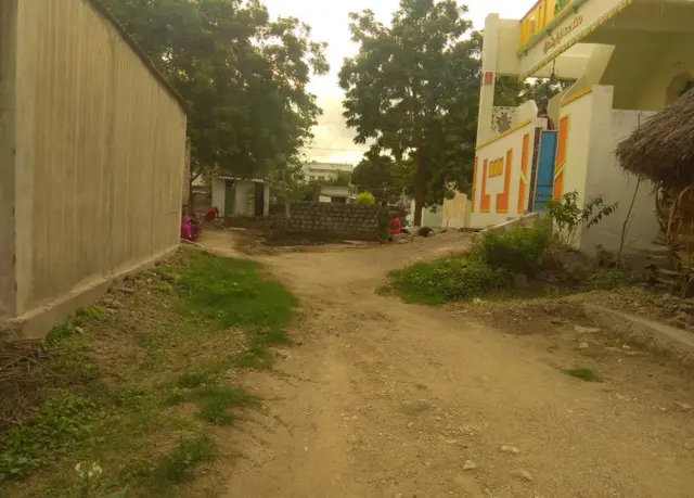 గ్రామంలోని దారి