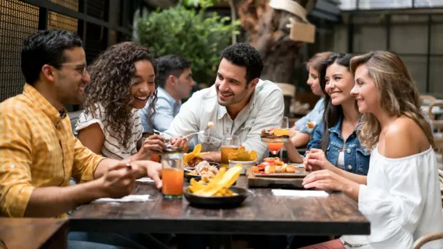 Un grupo de personas en una mesa