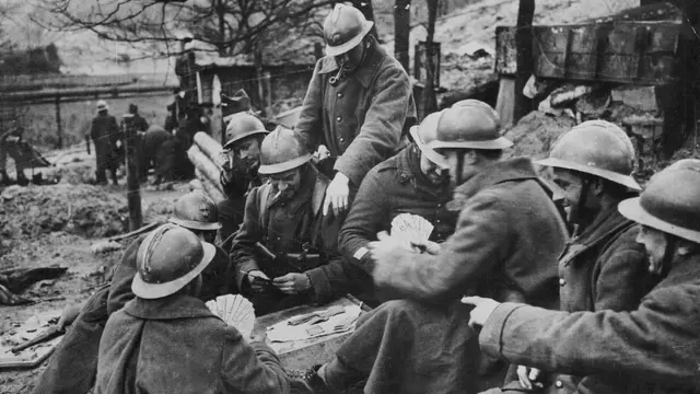 У той же період французькі солдати могли трохи пограти у карти біля укріплень "Лінії Мажино", 1939 рік