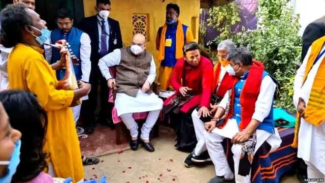 बाउल गीत गाकर अमित शाह का स्वागत करते बासुदेब दास