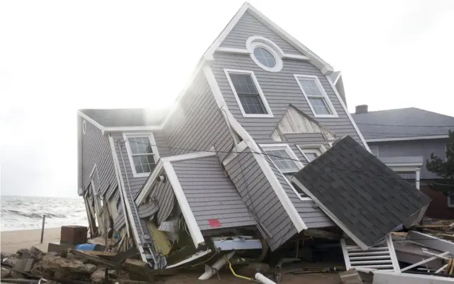 Imagen de una casa destrozada por el huracán Sandy