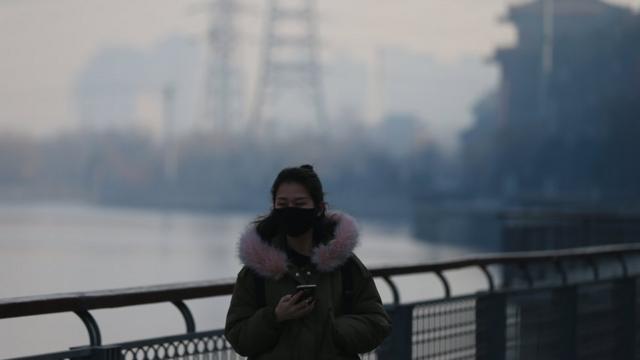 一名在北京戴口罩的女子