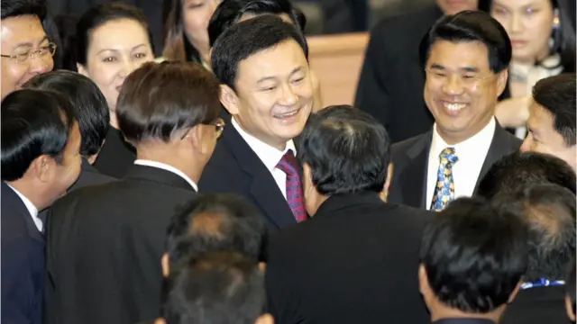 ทักษิณ ชินวัตร ได้รับเลือกจากสภาฯ ให้เป็นนายกฯ สมัยที่ 2 โดย สุริยะ จึงรุ่งเรืองกิจ เลขาธิการ ทรท. และสมาชิกพรรค แสดงความยินดี