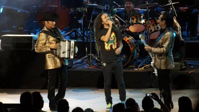 Jorge Hernández de Los Tigres del Norte, Ruben Albarrán de Cafe Tacvba y Hernán Hernández de Los Tigres del Norte tocando en vivo.