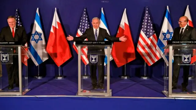 Mike Pompeo, Benjamín Netayahu y el ministro de Exteriores de Bahréin, Abdullatif bin Rashid Al Zayani.