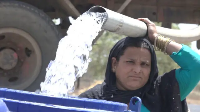 मराठवाड्यात आठवड्यातून एकदाच टँकरचं पाणी मिळतं.