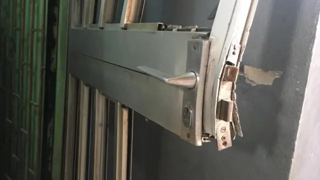 Door wey officers break for di raid