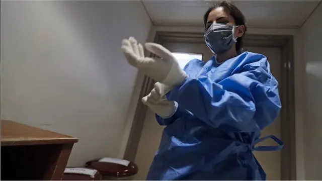 橡胶在医疗设备上有许多用途，尤其是在新冠病毒大爆发中的个人防护装备更是不可或缺。