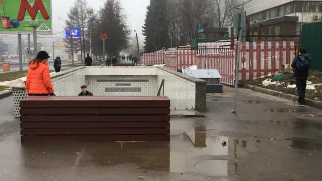 бетонный блок у станции метро