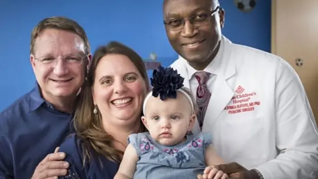 Margaret com o marido, Lynlee e o médico que a operou