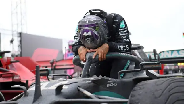 Hamilton, emocionado tras vencer en Turquía.