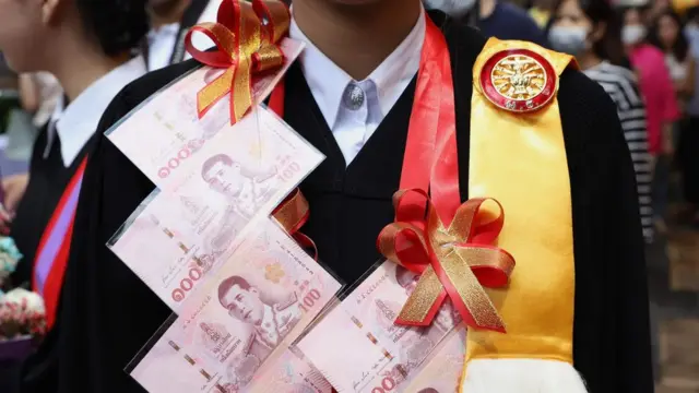 มาลัยธนบัตร คือของขวัญที่บัณทิตหลายคนพึงปรารถนา