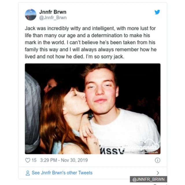 reprodução de mensagem em inglês que presta homenagem ao jovem