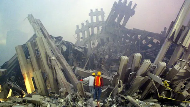 ওয়ার্ল্ড ট্রেড সেন্টারের ধ্বংসস্তুপ ঘুরে দেখছেন উদ্ধারকর্মীরা।