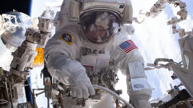 يلزم أن تكون البدلات قوية لتحمل المهام الطويلة