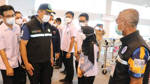 นายอนุทิน ชาญวีรกูล รองนายกฯ และ รมว.สธ. ไปตรวจเยี่ยมและให้กำลังใจบุคลาการสาธารณสุขที่ จ.นราธิวาส เมื่อ 15 ต.ค.