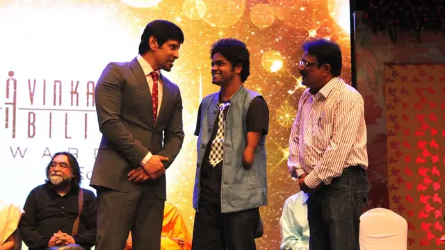 கை, கால்கள் இல்லை, தன்னம்பிக்கையால் வெற்றிகண்ட இளைஞர்