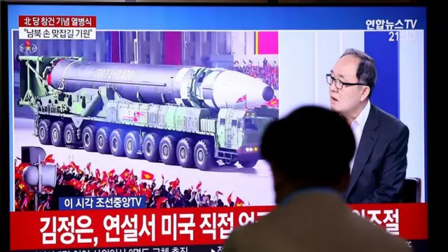 उत्तर कोरिया की परेड में हथियार