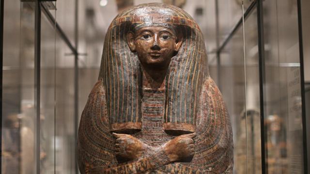 تابوت لسيدة من مصر القديمة
