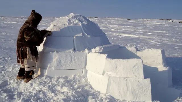 Inuit construindo um iglu