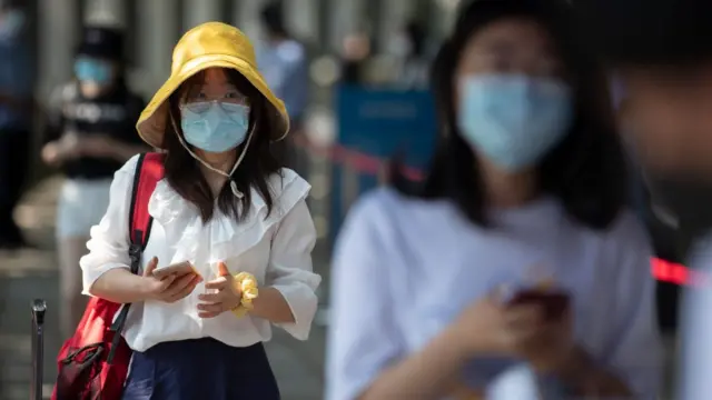 Китаянки в масках