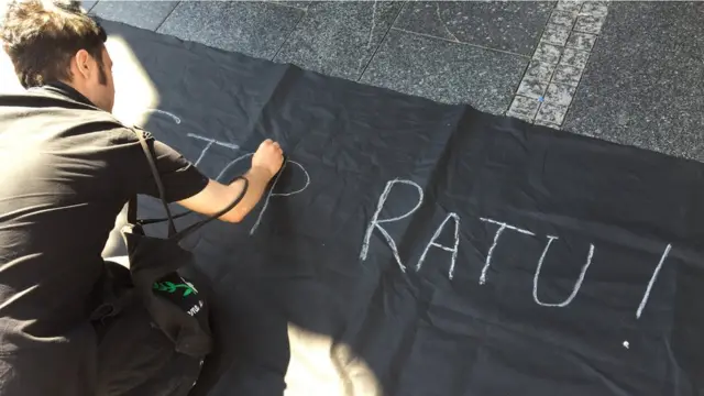 Lazin piše tokom performansa