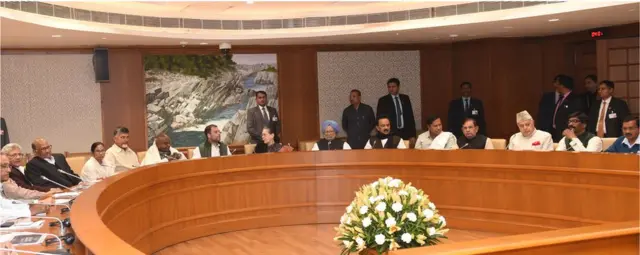 డిసెంబరు 10న దిల్లీలో జరిగిన విపక్షాల సమావేశంలో పాల్గొన్న కాంగ్రెస్ అగ్రనేతలు సోనియా గాంధీ, మన్మోహన్ సింగ్, రాహుల్ గాంధీ, జేడీఎస్ అగ్రనేత హెచ్డీ దేవెగౌడ, టీడీపీ అధినేత చంద్రబాబునాయుడు, టీఎంసీ అధినేత మమతా బెనర్జీ, డీఎంకే అగ్రనేత ఎంకే స్టాలిన్, ఎన్సీపీ అధినేత శరద్ పవార్, ఆప్ అధినేత అరవింద్ కేజ్రీవాల్, సీపీఎం ప్రధాన కార్యదర్శి సీతారాం ఏచూరి, నేషనల్ కాన్ఫరెన్స్ అధినేత ఫరూక్ అబ్దుల్లా తదితరులు