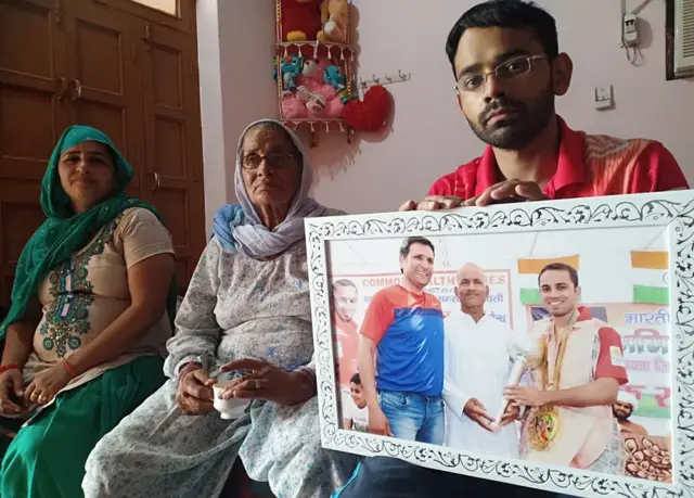 కోచ్‌ అనిల్ ధన్కర్‌తో అమిత్ ఉన్న ఫొటోతో కుటుంబ సభ్యులు