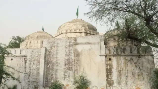 மசூதிக்குள் சிலைகள்