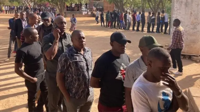 Watanzania wakiwa kwenye mstari tayari kwa kupiga kura