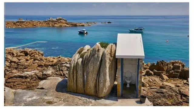 아주 작은 '메트레스 섬'에 있는 이 공중화장실은 브리튼제도의 최남단 건물이다