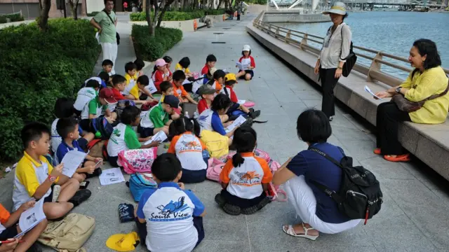 শিশুদের শিক্ষা দিচ্ছেন শিক্ষকরা