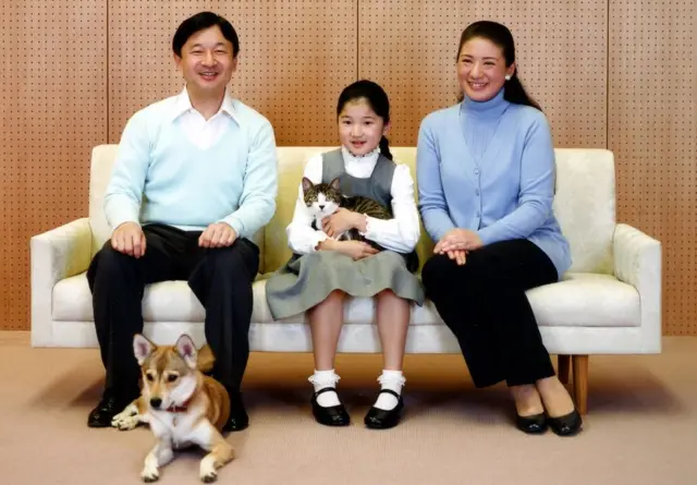 Кронпринц Нарухито с супругой и дочерью