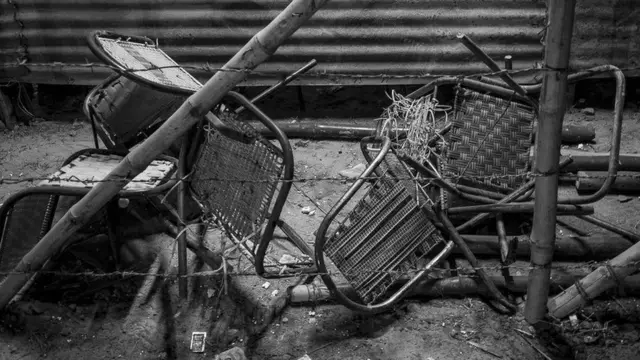 ధ్వంసమైన కుర్చీలు