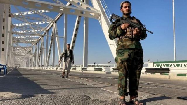 हयारतन बंदरगाह पर तालिबान के लड़ाके