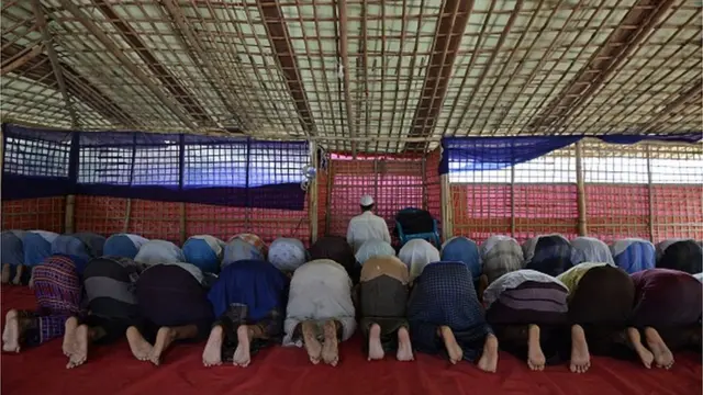 ชาวโรฮิงญากำลังทำละหมาดที่ค่ายผู้อพยพมอยเนอร์โกนาในบังกลาเทศ เมื่อ 29 ตุลาคม 2017