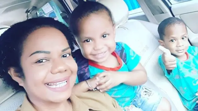 Asna Kristina Krebu bersama kedua anaknya