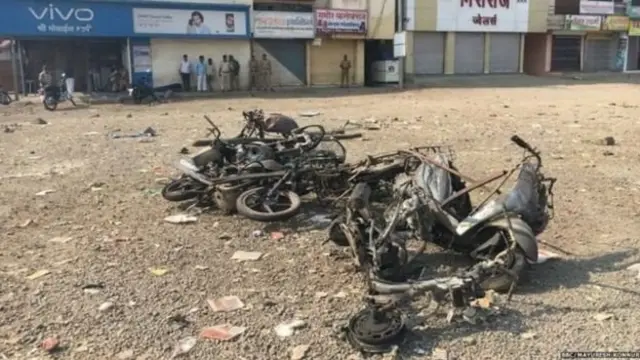 जली हुईं गाड़ियां