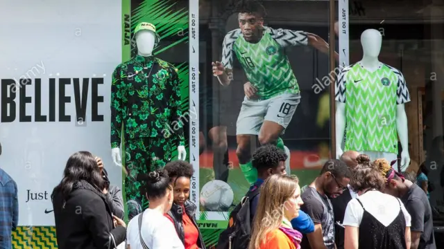 Awọn eniyan to lati ra asọ