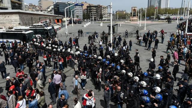 Taksim Meydanı'nı kapatan polisler