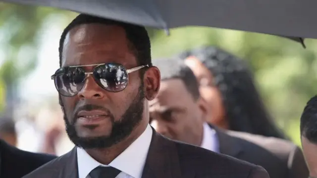 R. Kelly chegando a uma audiênciafutebol ao vivo com imagem hoje2019