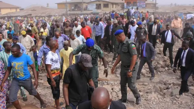 Seyi Makinde ati awọn ọmọ igbimọ alasẹ rẹ to se abẹwo si ọja Akẹsan